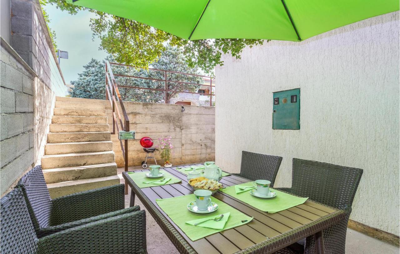 2 Bedroom Cozy Apartment In Omišalj Exterior foto